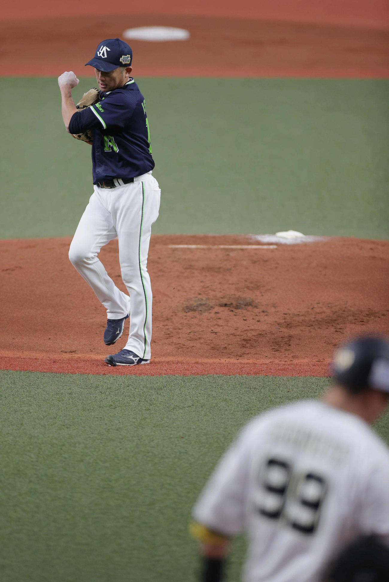 オリックス対ヤクルト　1回裏オリックス2死満塁、杉本（手前）を空振り三振に仕留め、ガッツポーズする石川（撮影・前田充）