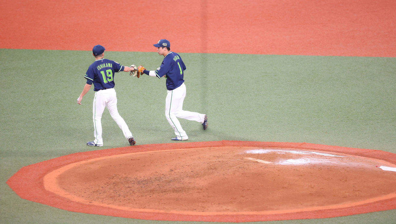 オリックス対ヤクルト　5回裏を抑え、グラブタッチを交わす石川（左）と山田（撮影・河田真司）