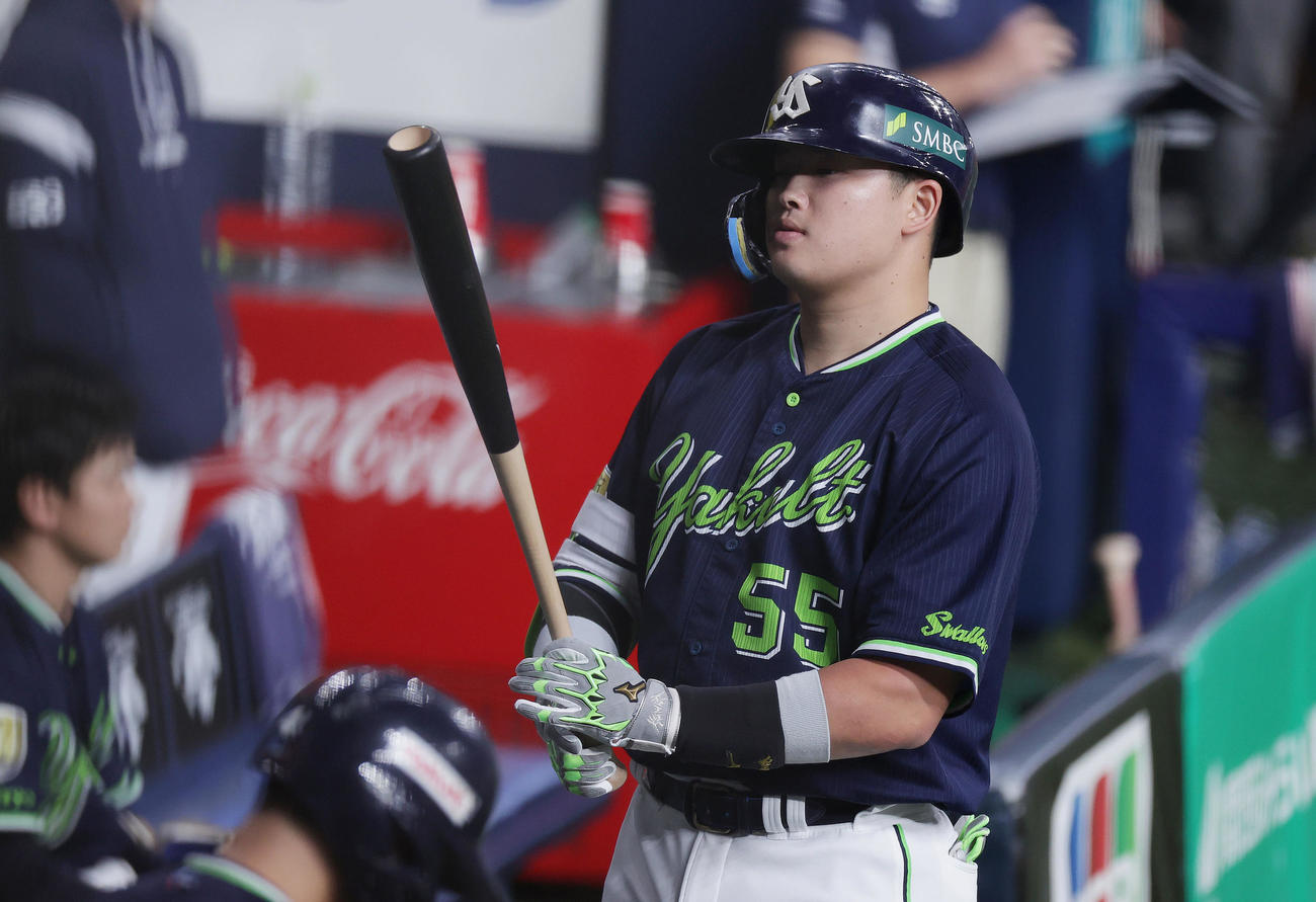 オリックス対ヤクルト　8回表ヤクルト1死、左飛に倒れ、悔しそうにバットを見つめる村上（撮影・前田充）