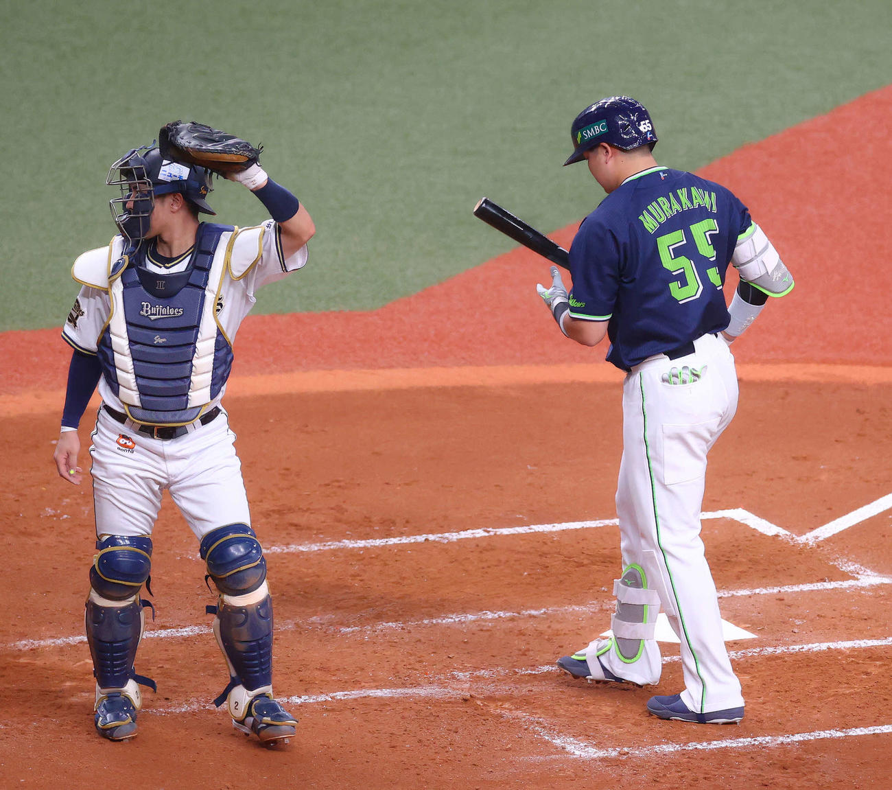 オリックス対ヤクルト　3回表ヤクルト2死一、二塁、三振に倒れる村上。捕手若月（撮影・河田真司）
