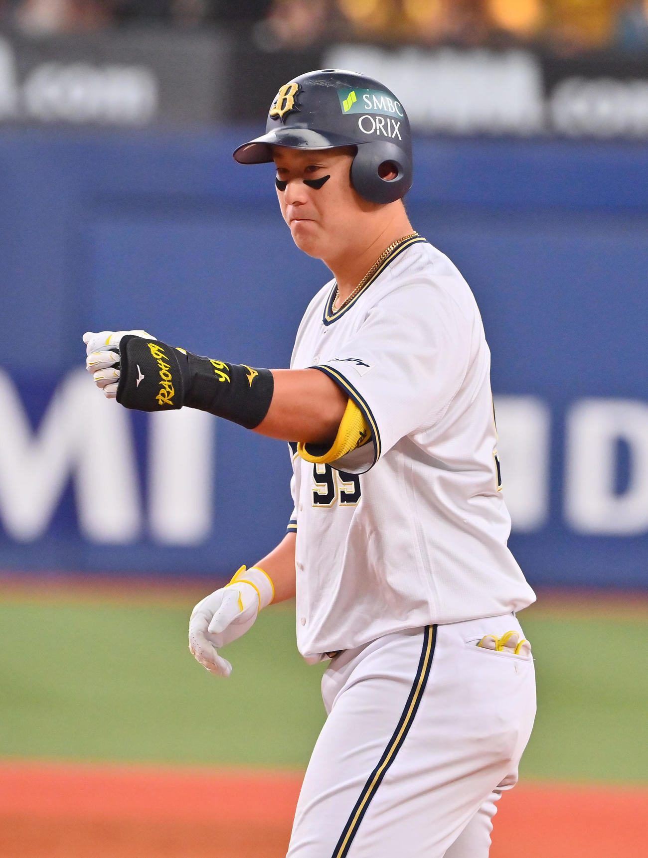 オリックス対ヤクルト　3回裏オリックス2死二塁、左前に先制適時打を放った杉本はコーチとグータッチ（撮影・和賀正仁）