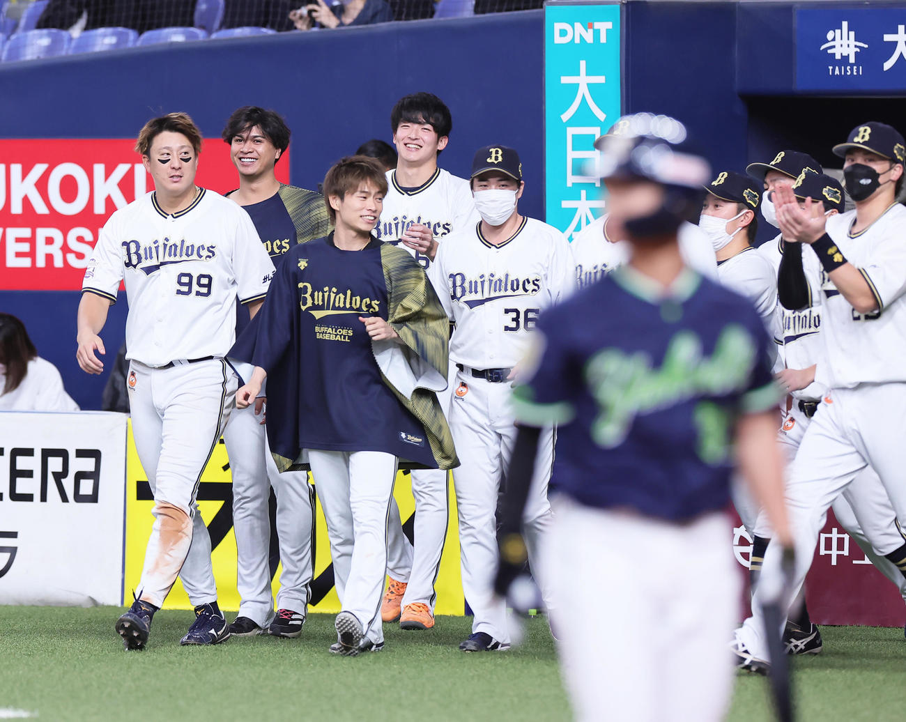 オリックス対ヤクルト　勝利し笑顔でベンチを出るオリックス、手前左から杉本、山岡ら（撮影・足立雅史）