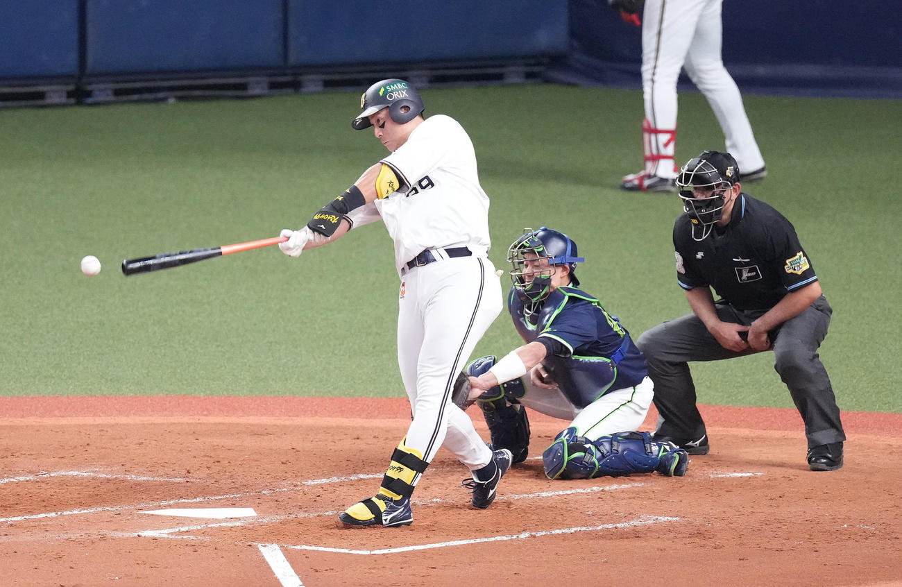 オリックス対ヤクルト　3回裏オリックス2死二塁、先制の左前適時打を放つ杉本（撮影・鈴木みどり）