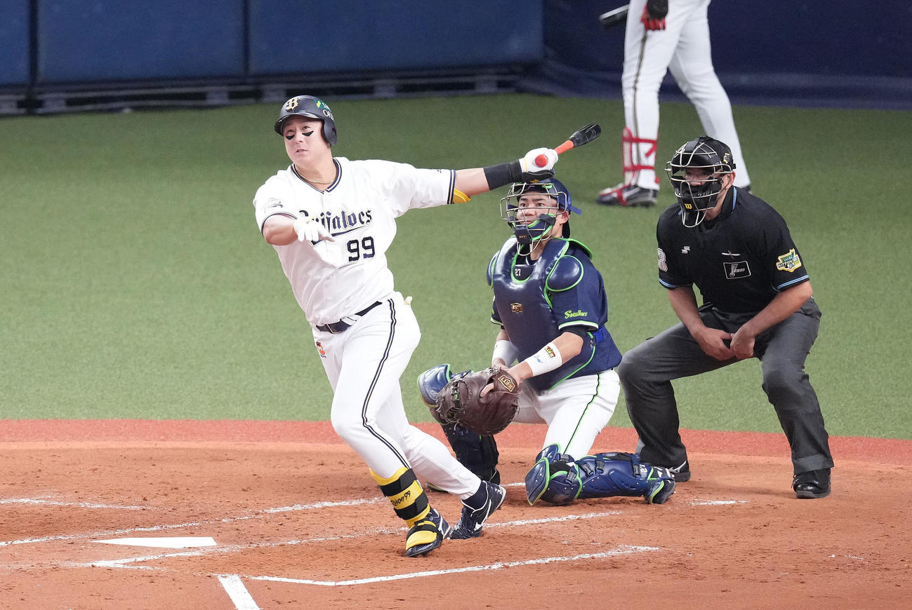 オリックス対ヤクルト　3回裏オリックス2死二塁、先制の左前適時打を放つ杉本（撮影・鈴木みどり）