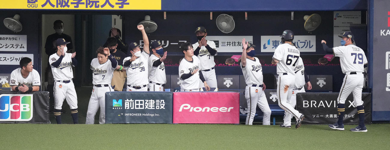 オリックス対ヤクルト　3回裏オリックス2死二塁、杉本の先制の左前適時打で生還した中川（右から2人目）を迎える中嶋監督（同3人目）（撮影・鈴木みどり）