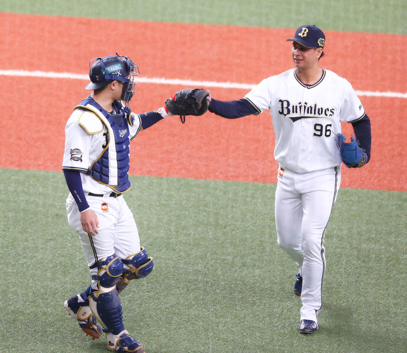 オリックス対ヤクルト　6回表を抑え、タッチを交わす捕手若月（左）と宇田川（撮影・河田真司）
