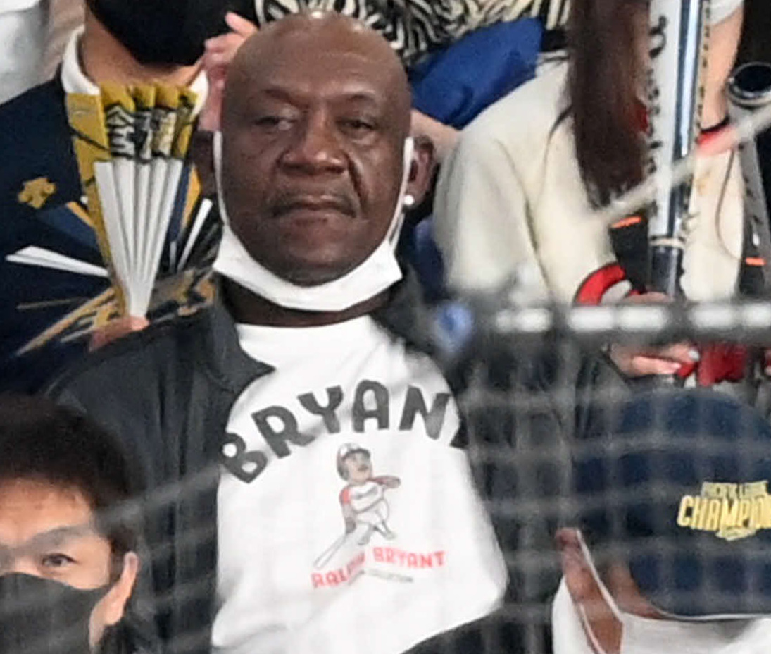 オリックス－ヤクルト戦を観戦する元近鉄のブライアント氏（撮影・前岡正明）