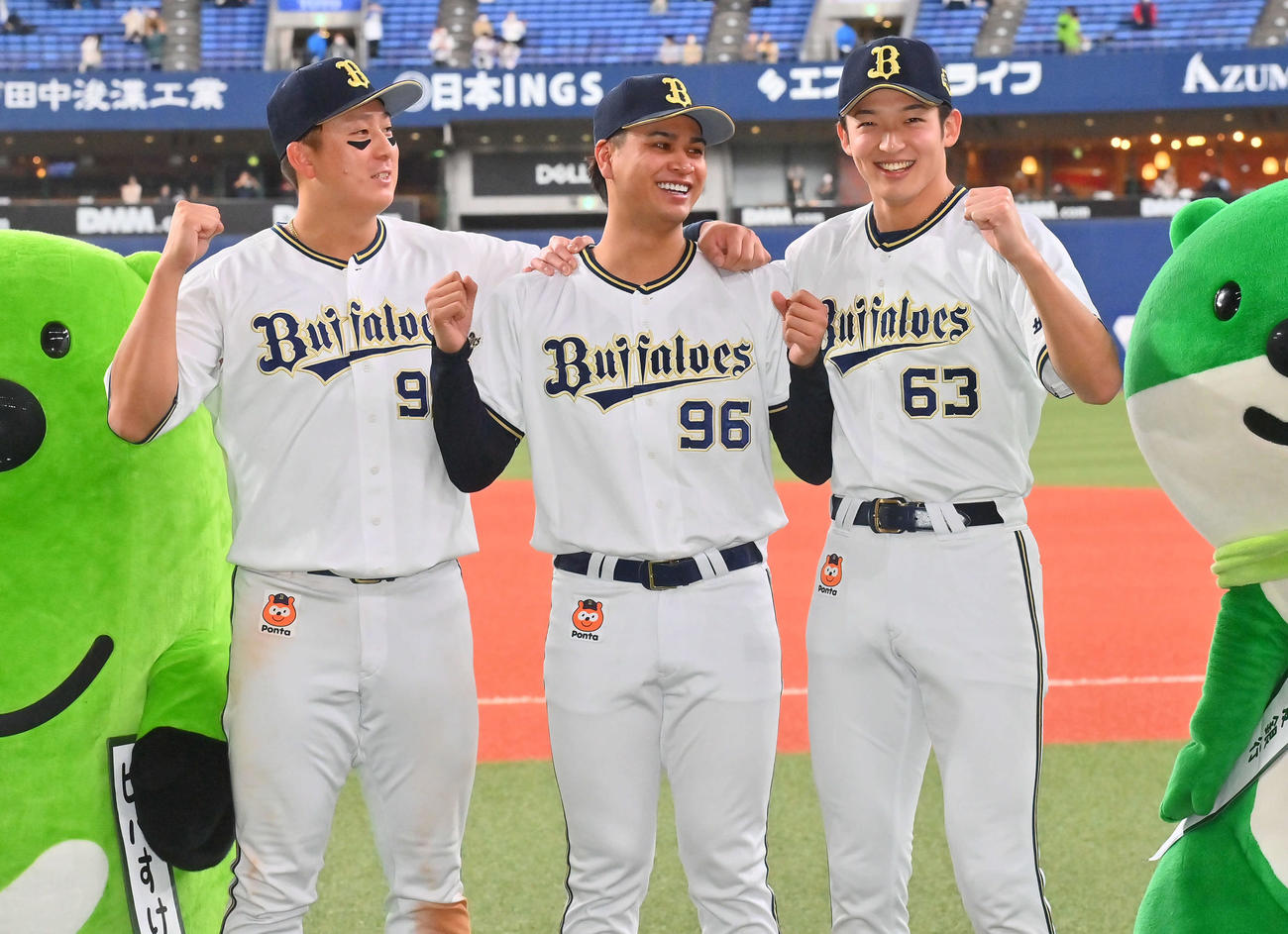 オリックス対ヤクルト　ヒーローインタビュー後、笑顔でポーズを取る、左から杉本、宇田川、山崎颯（撮影・和賀正仁）