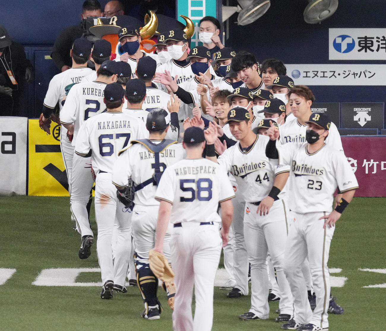 オリックス対ヤクルト　ヤクルトに勝利し、ナインを迎えるオリックス中嶋監督（中央奥）（撮影・鈴木みどり）