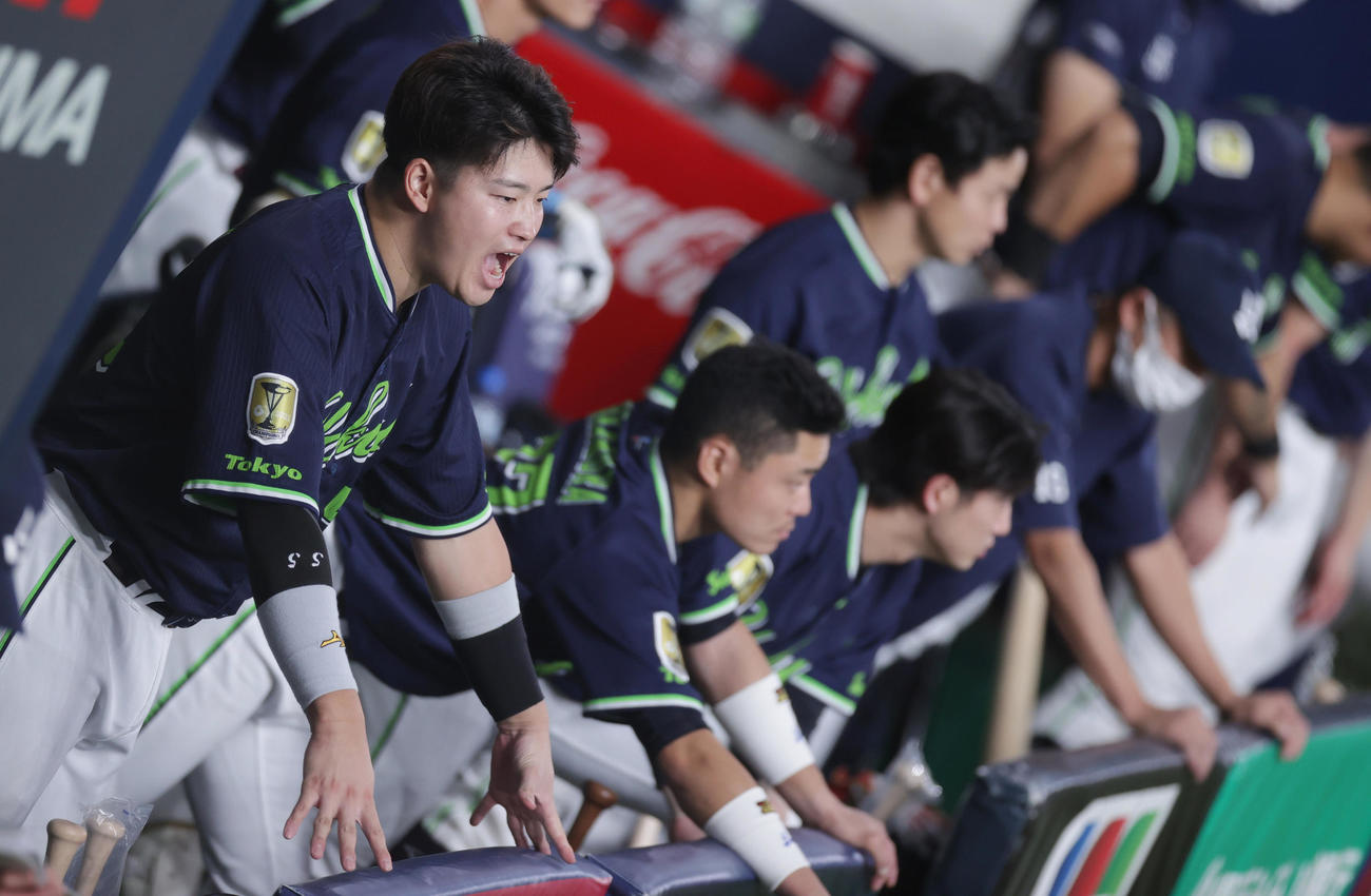 オリックス対ヤクルト　9回表、ベンチから声を出すヤクルト村上（左端）（撮影・前田充）