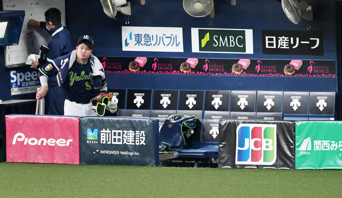 オリックス対ヤクルト　オリックスに敗れがっくりと引き揚げる村上（撮影・前岡正明）