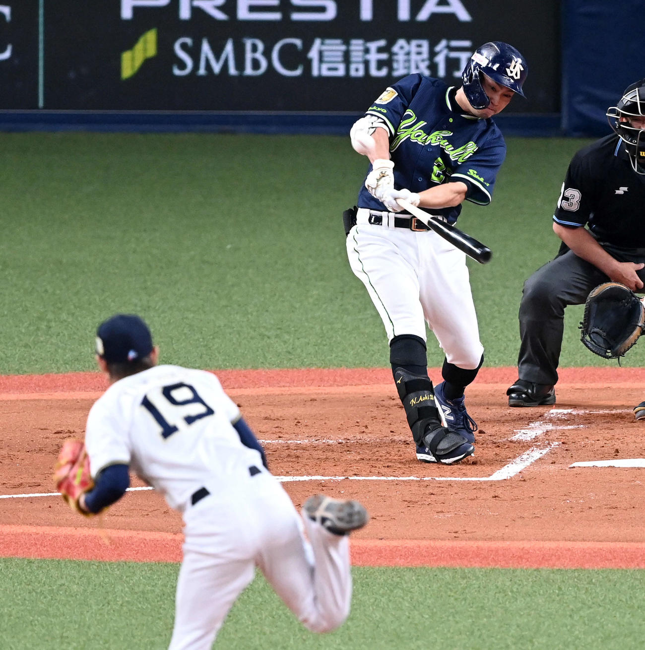 オリックス対ヤクルト　2回表ヤクルト無死、青木は右前打を放つ。投手山岡（撮影・前岡正明）