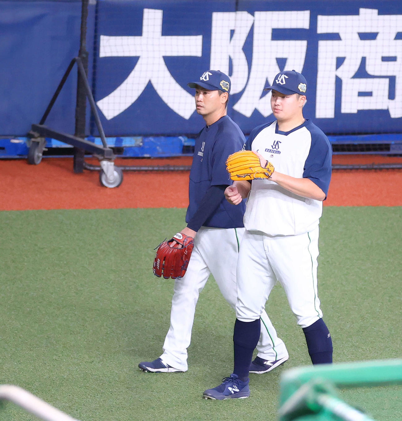 オリックス対ヤクルト　練習に臨むヤクルト青木（左）と村上（撮影・河田真司）