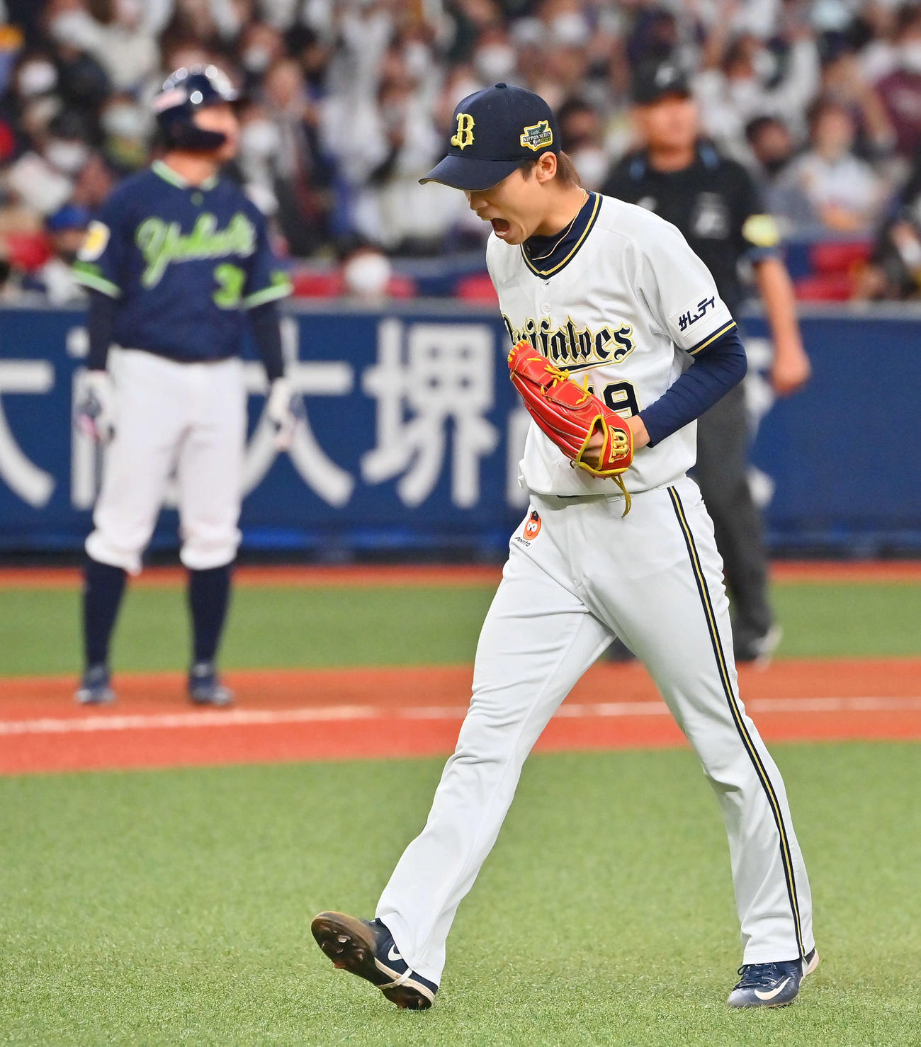 オリックス対ヤクルト　1回表ヤクルト2死一、二塁、オスナを遊ゴロに打ち取り雄たけびを上げる山岡（撮影・和賀正仁）