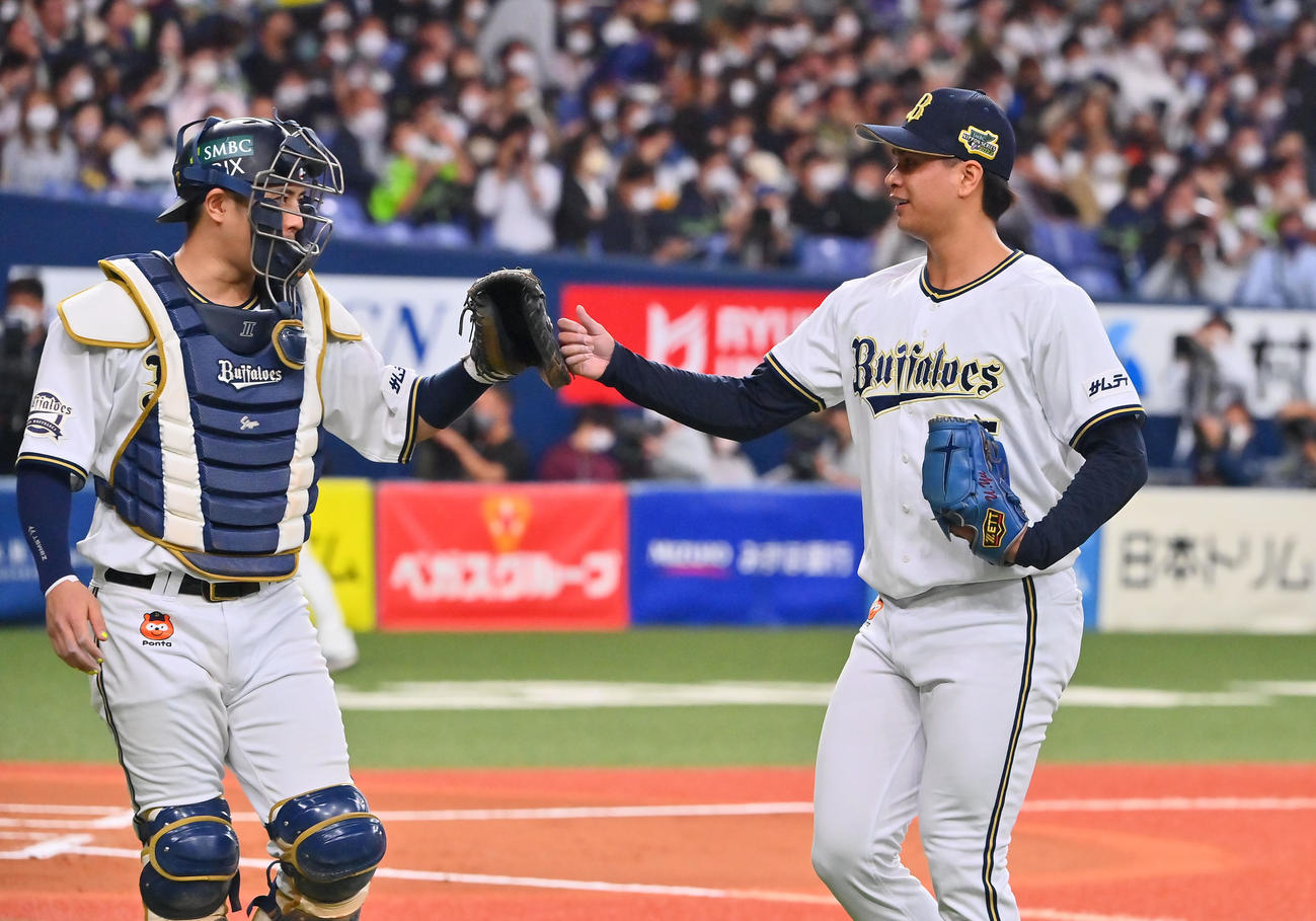 オリックス対ヤクルト　6回表ヤクルト2死二、三塁、ピンチをしのいだ宇田川（右）は捕手若月とタッチ（撮影・和賀正仁）