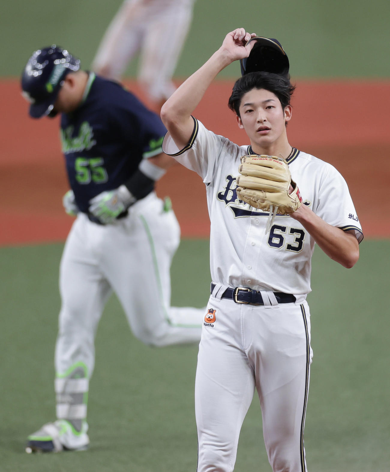 オリックス対ヤクルト　8回表ヤクルト1死、村上（左）を左飛に仕留めた山崎颯（撮影・前田充）