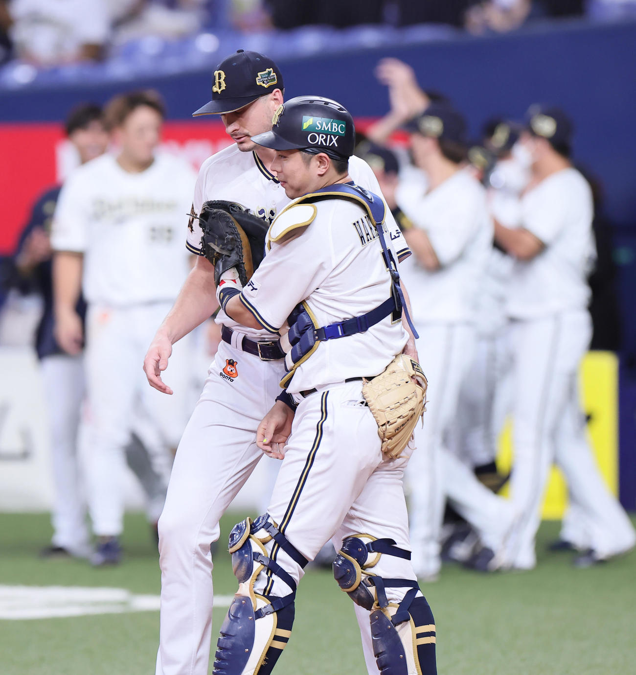オリックス対ヤクルト　勝利し喜ぶオリックスのワゲスパック（左）と若月（撮影・足立雅史）
