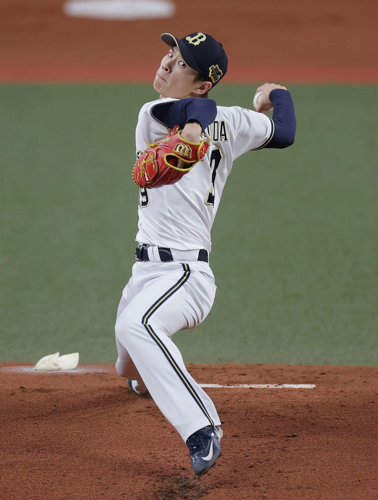 オリックス対ヤクルト　力投するオリックス先発の山岡（撮影・前田充）