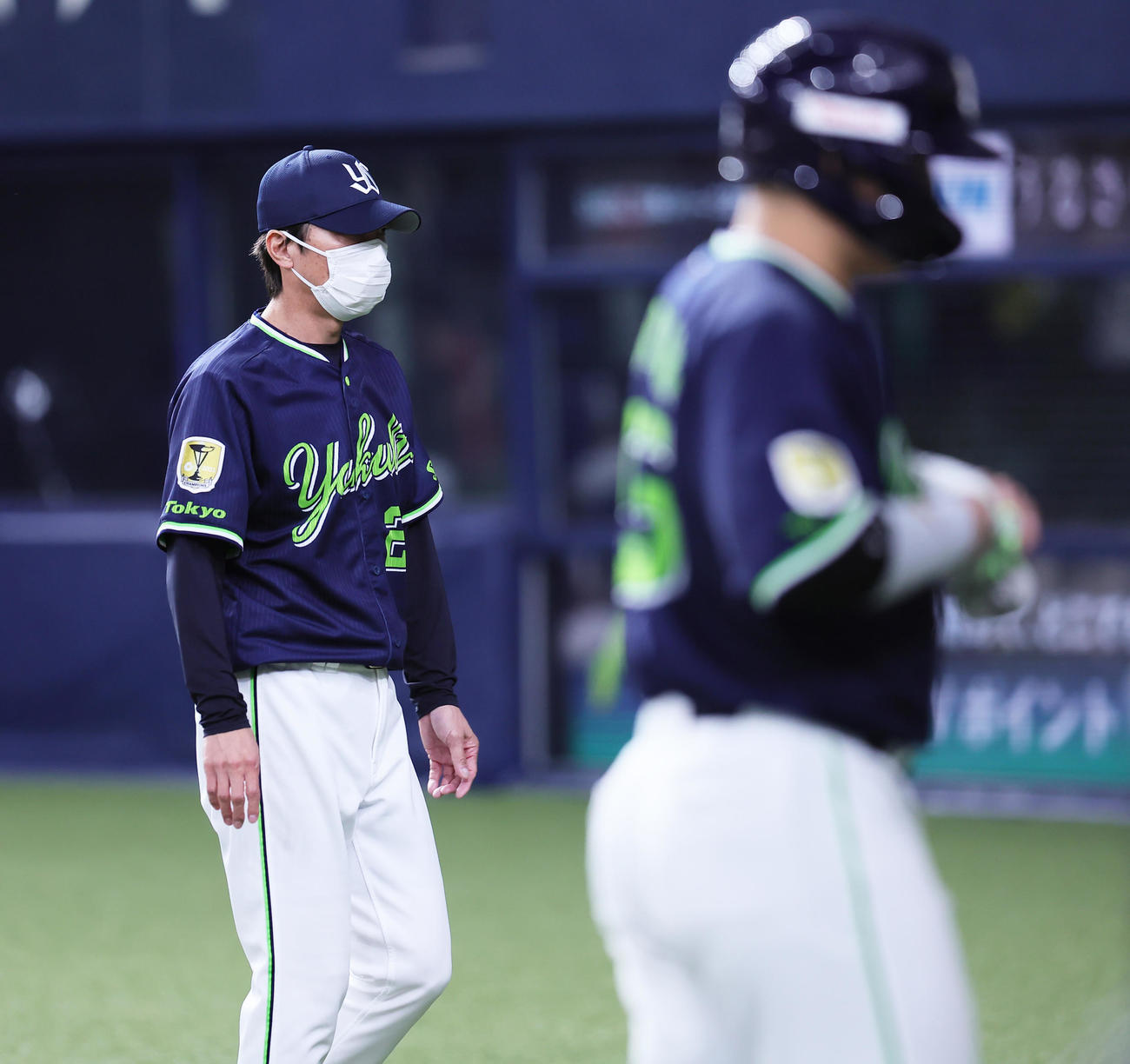 オリックス対ヤクルト　選手交代を告げるヤクルト高津監督（左）。右は村上（撮影・足立雅史）