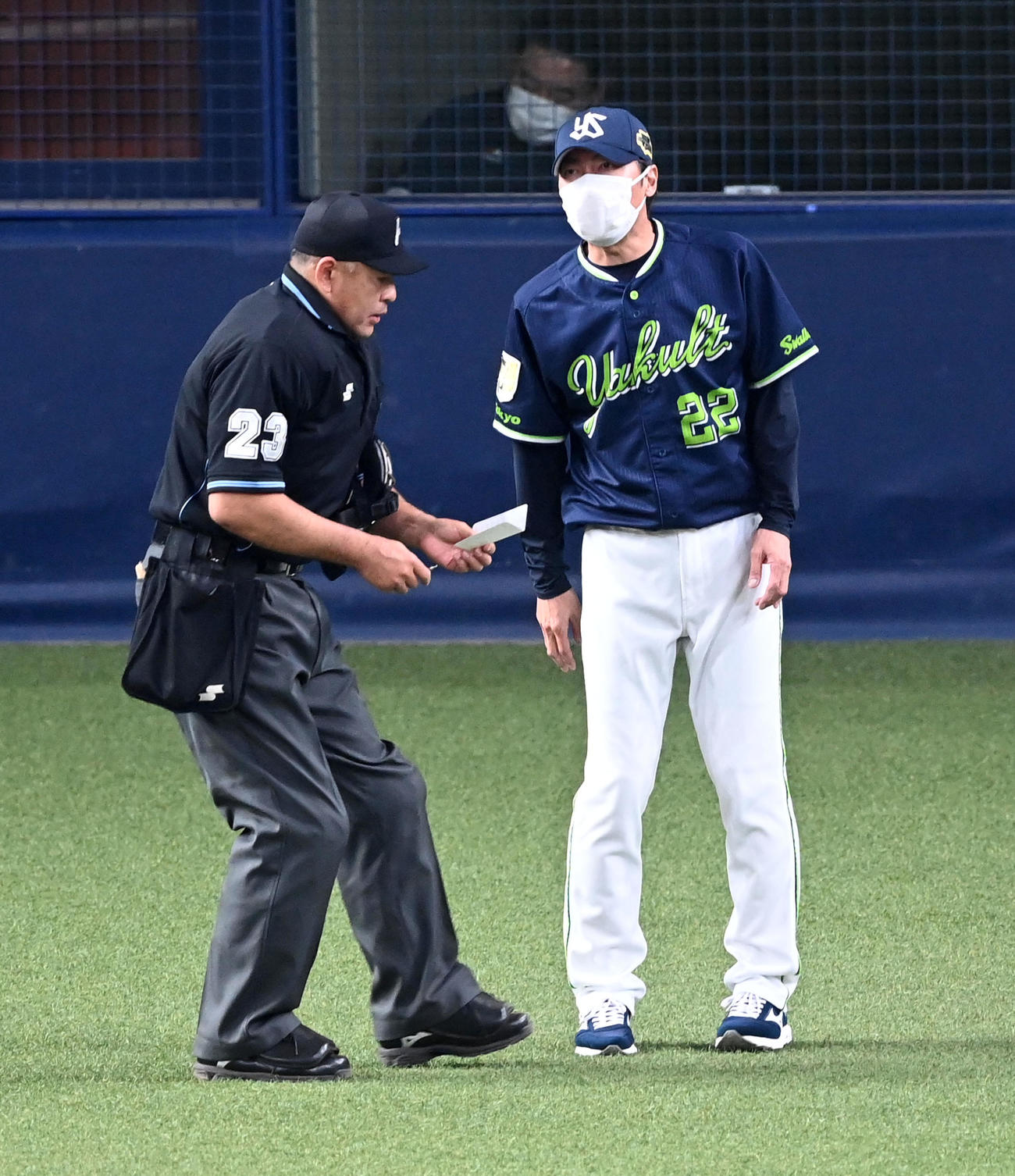オリックス対ヤクルト　6回、石川の交代を告げる高津監督（撮影・前岡正明）