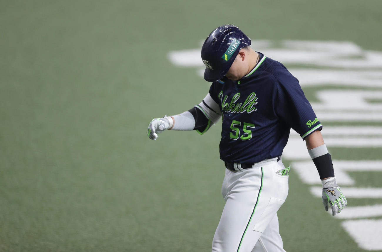 オリックス対ヤクルト　8回表ヤクルト1死、左飛に倒れうつむきながらベンチへ戻る村上（撮影・前田充）