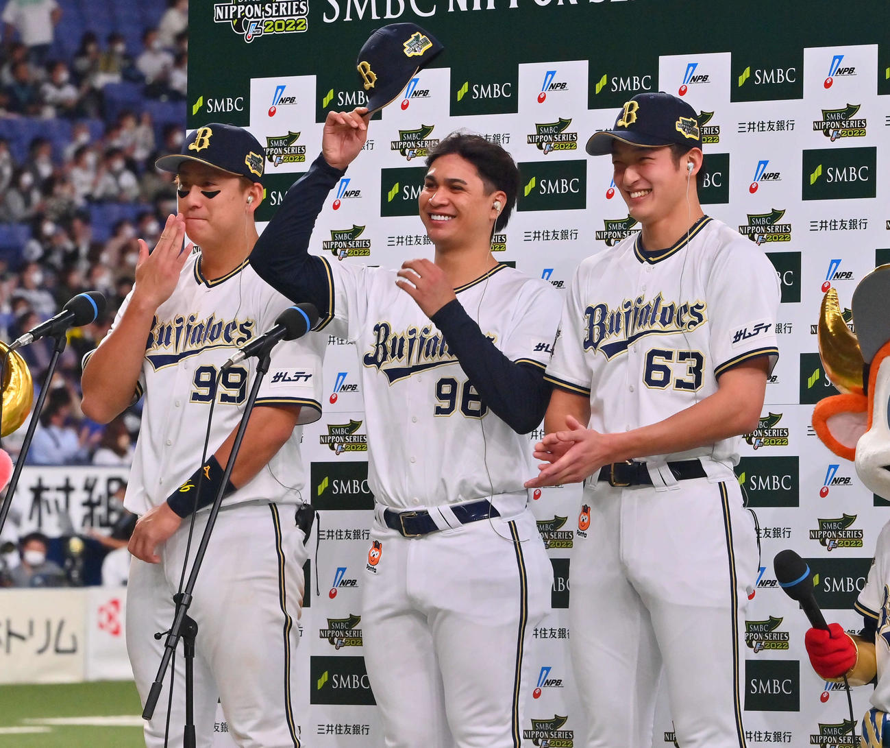 オリックス対ヤクルト　ヒーローインタビューで笑顔を見せる、左から杉本、宇田川、山崎颯（撮影・和賀正仁）