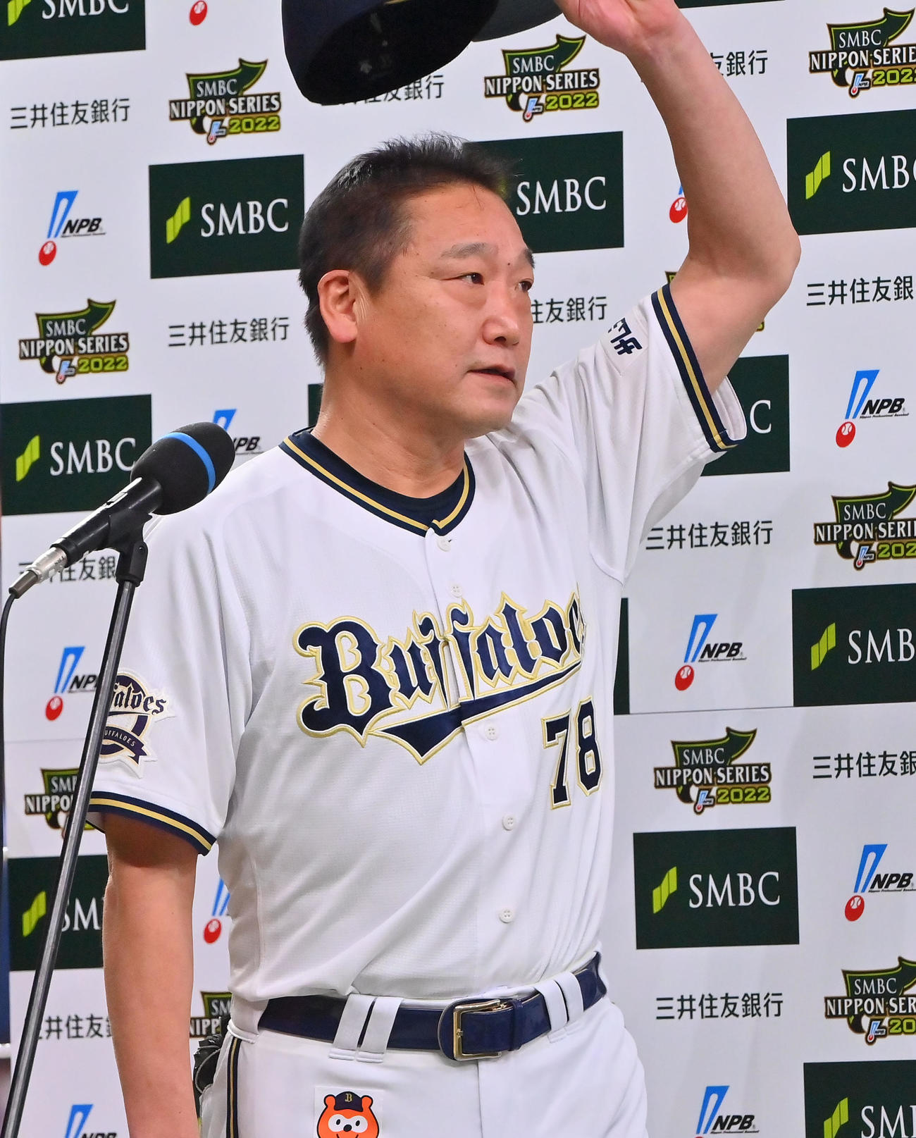 オリックス対ヤクルト　勝利監督インタビュー後、ファンに向かって手を振るオリックス中嶋監督（撮影・和賀正仁）