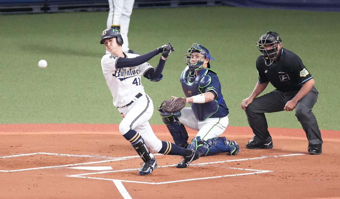 オリックス対ヤクルト　1回裏オリックス無死、左二塁打を放つ佐野皓（撮影・鈴木みどり）