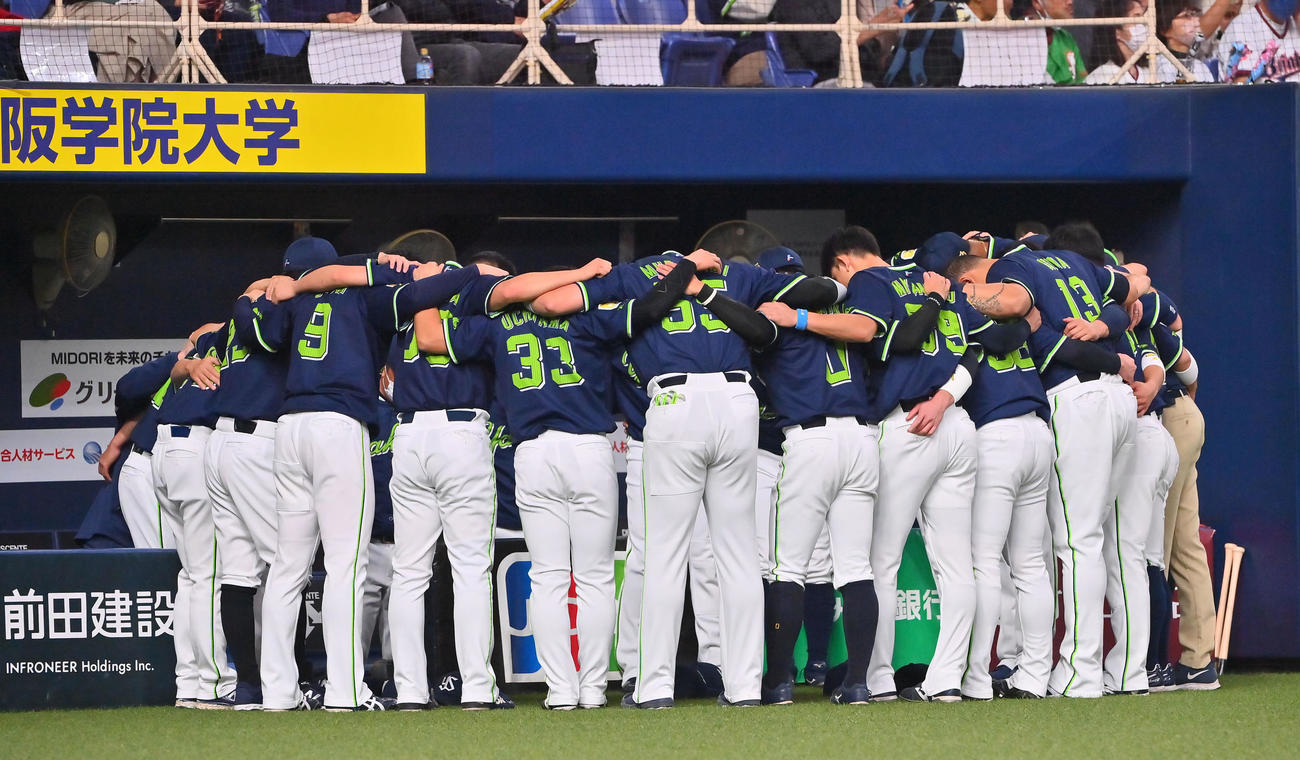 オリックス対ヤクルト　試合前、円陣で肩を組むヤクルトナイン（撮影・和賀正仁）