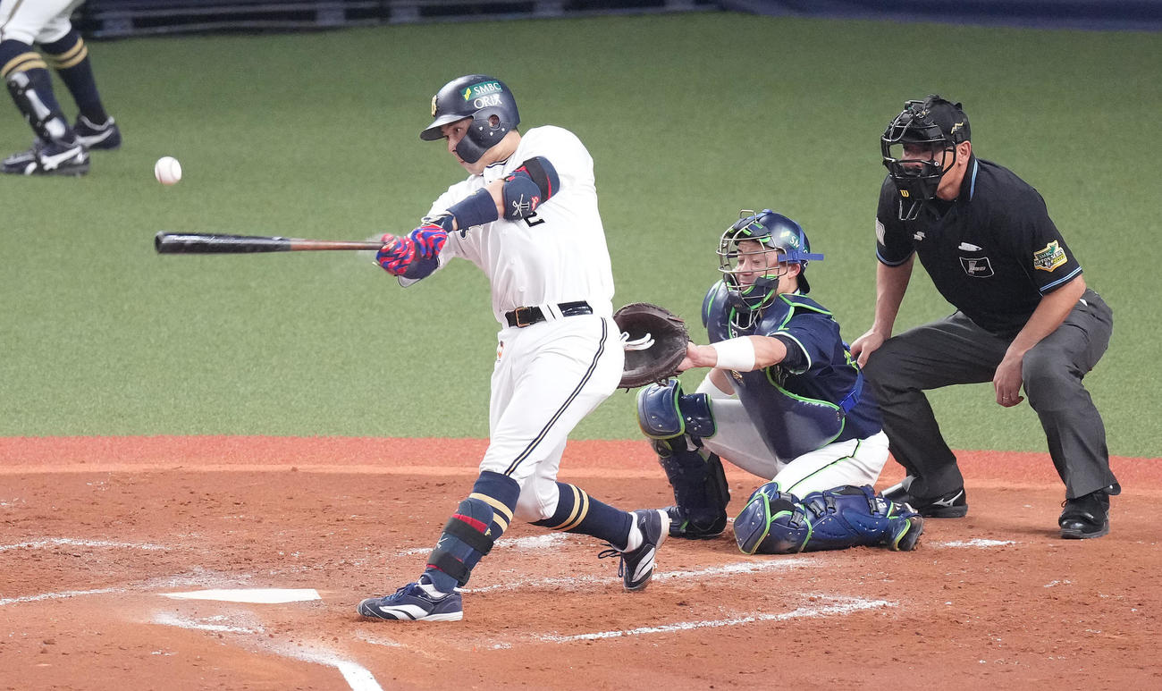 オリックス対ヤクルト　4回裏オリックス2死一、二塁、左適時二塁打を放つ若月（撮影・鈴木みどり）