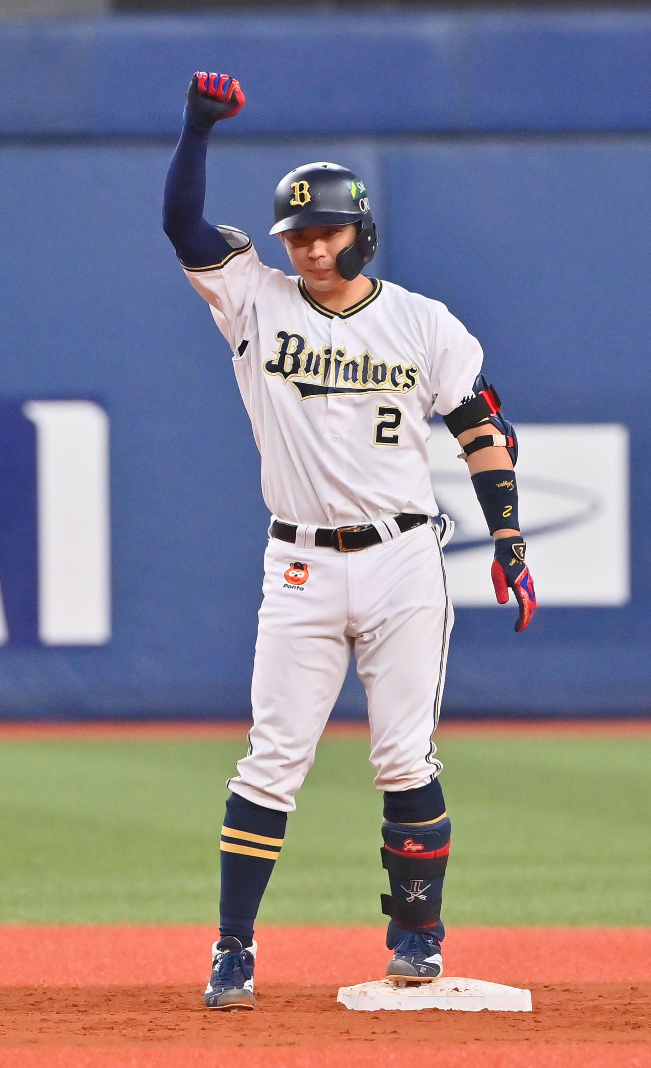 オリックス対ヤクルト　4回裏オリックス2死一、二塁、左翼線に適時二塁打を放った若月はガッツポーズ（撮影・和賀正仁）