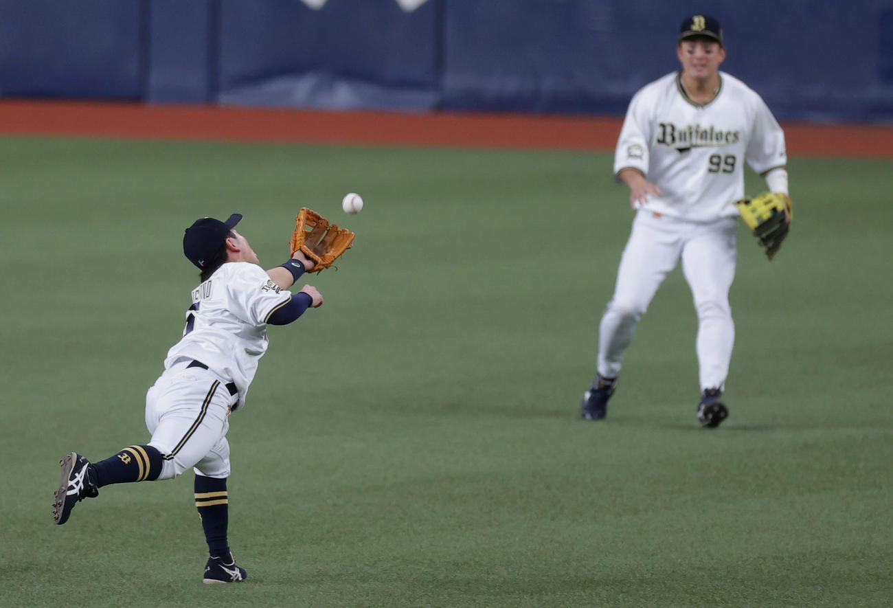オリックス対ヤクルト　6回表ヤクルト2死二塁、長岡の打球に二塁手西野がグラブを伸ばすも届かず右前適時打となる。右は右翼手杉本（撮影・前田充）