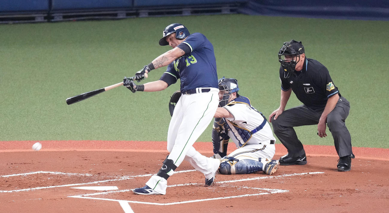 オリックス対ヤクルト　1回表ヤクルト2死一、二塁、先制の中前適時打を放つオスナ（撮影・鈴木みどり）