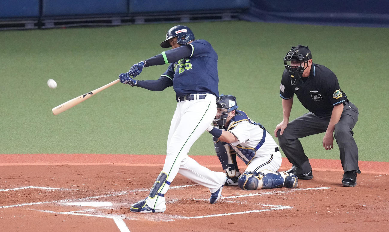 オリックス対ヤクルト　2回表ヤクルト1死、左中間にソロ本塁打を放つサンタナ（撮影・鈴木みどり）