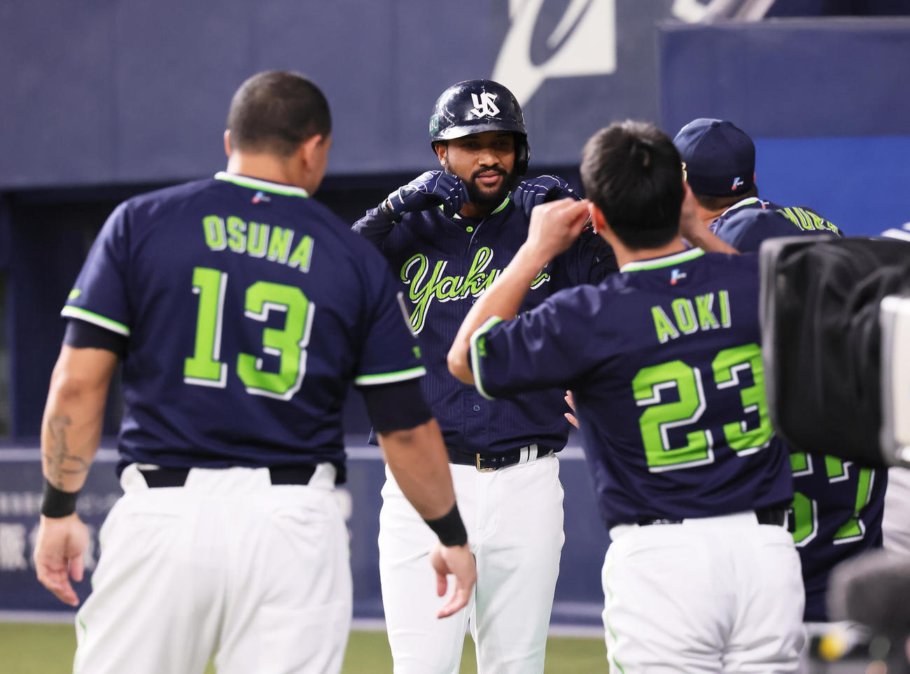 オリックス対ヤクルト　2回表ヤクルト1死、サンタナ（中央）は左中間への本塁打を放ちポーズを決める（撮影・足立雅史）