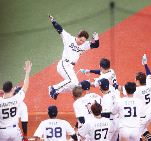 オリックス対ヤクルト　9回裏オリックス2死一塁、右越えサヨナラ2点本塁打を放ち、ナインからウォーターシャワーの祝福を受けながらジャンプで生還する吉田正（撮影・河田真司）