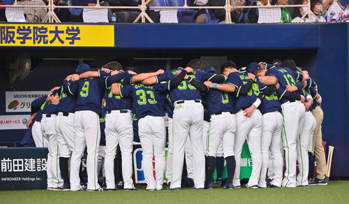 オリックス対ヤクルト　試合前、円陣で肩を組むヤクルトナイン（撮影・和賀正仁）