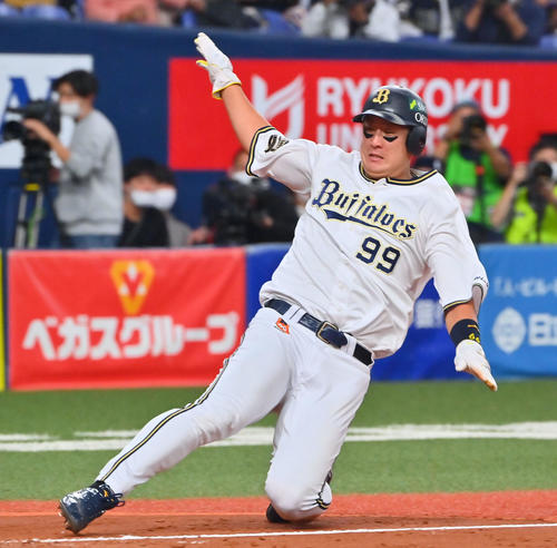 オリックス対ヤクルト　4回裏オリックス2死一、二塁、紅林の中前打で生還する杉本（撮影・和賀正仁）