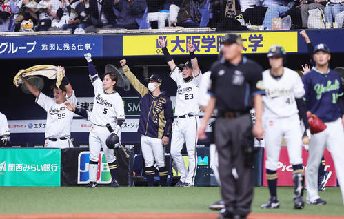 オリックス対ヤクルト　4回裏オリックス2死一、二塁、若月の適時二塁打で同点に追いつき喜ぶ杉本（左端）ら。手前右端はヤクルト山下（撮影・足立雅史）