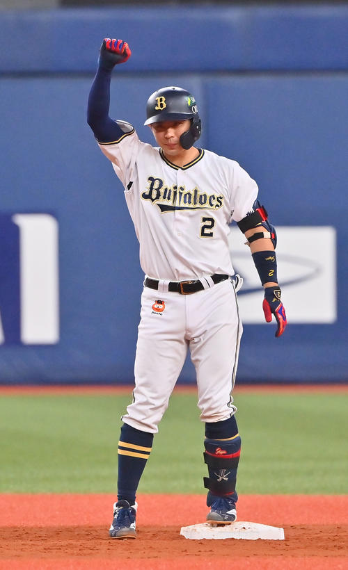 オリックス対ヤクルト　4回裏オリックス2死一、二塁、左翼線に適時二塁打を放った若月はガッツポーズ（撮影・和賀正仁）