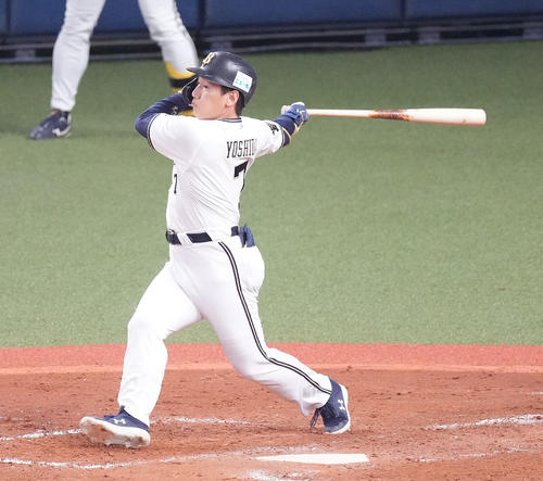 オリックス対ヤクルト　5回裏オリックス1死、中越えソロ本塁打を放つ吉田正（撮影・鈴木みどり）