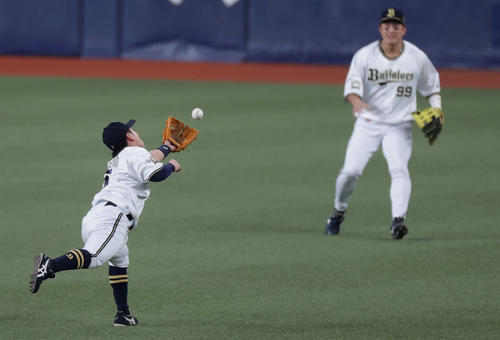オリックス対ヤクルト　6回表ヤクルト2死二塁、長岡の打球に二塁手西野がグラブを伸ばすも届かず右前適時打となる。右は右翼手杉本（撮影・前田充）