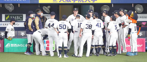 オリックス対ヤクルト　試合前、円陣で声出しするオリックス杉本（中央）（撮影・鈴木みどり）