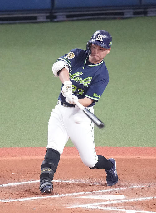 オリックス対ヤクルト　6回表ヤクルト2死一、二塁、右適時二塁打を放つ青木（撮影・鈴木みどり）