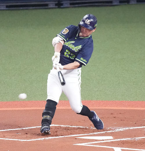 オリックス対ヤクルト　1回表ヤクルト1死、右前打を放つ青木（撮影・鈴木みどり）