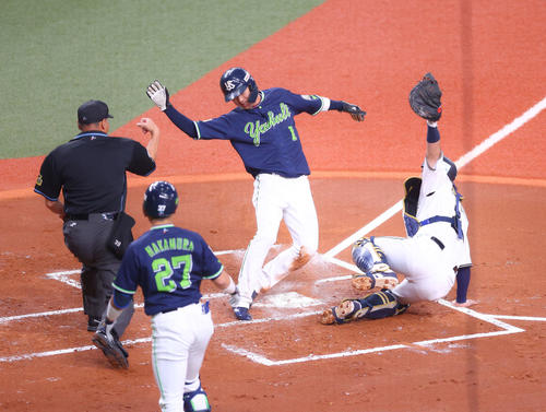 オリックス対ヤクルト　1回表ヤクルト2死一、二塁、キブレハンの右前打で二塁走者山田が生還を試みるも失敗。捕手若月（撮影・河田真司）