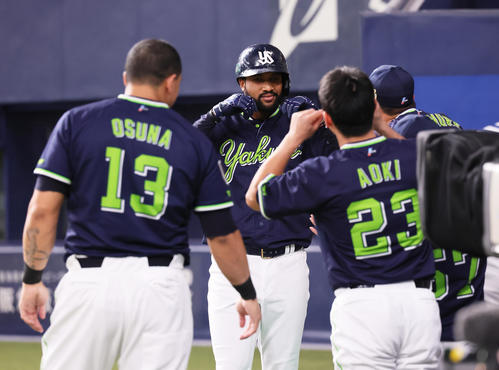 オリックス対ヤクルト　2回表ヤクルト1死、サンタナ（中央）は左中間への本塁打を放ちポーズを決める（撮影・足立雅史）
