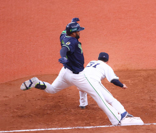 オリックス対ヤクルト　4回表ヤクルト1死一塁、三ゴロに倒れるサンタナ（撮影・河田真司）