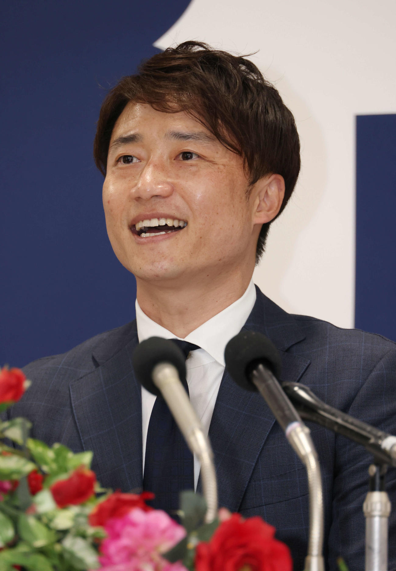 広島の2軍打撃コーチへの就任が決まり、会見する新井良太氏（撮影・加藤孝規）
