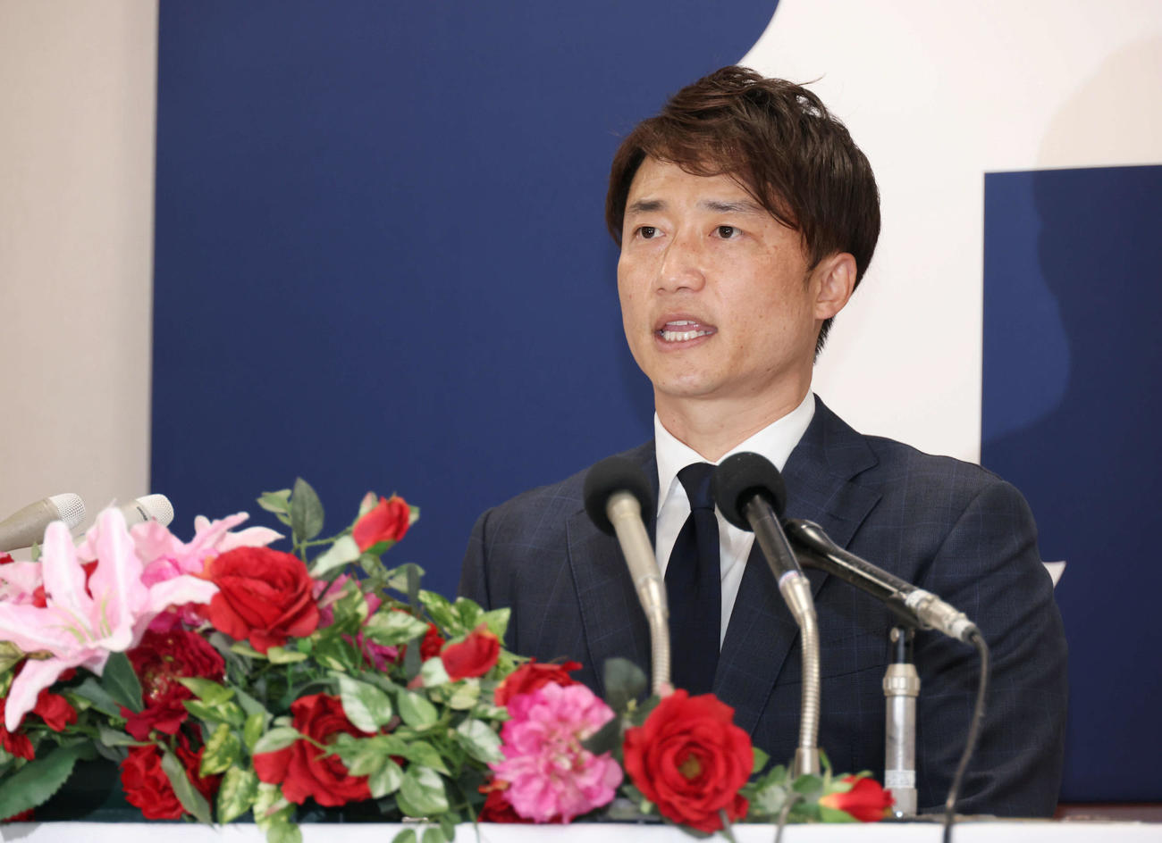 広島の2軍打撃コーチへの就任が決まり、会見する新井良太氏（撮影・加藤孝規）